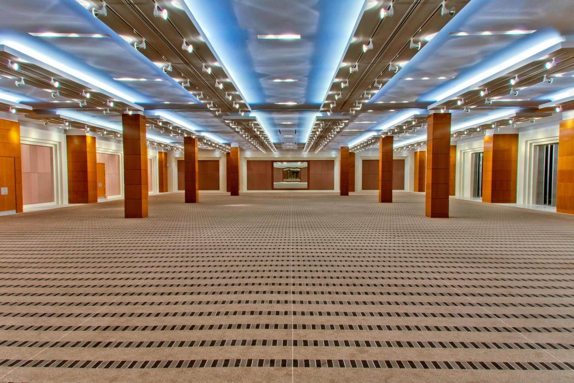 Sheraton Dammam Hotel & Convention Centre Экстерьер фото The interior of the main hall