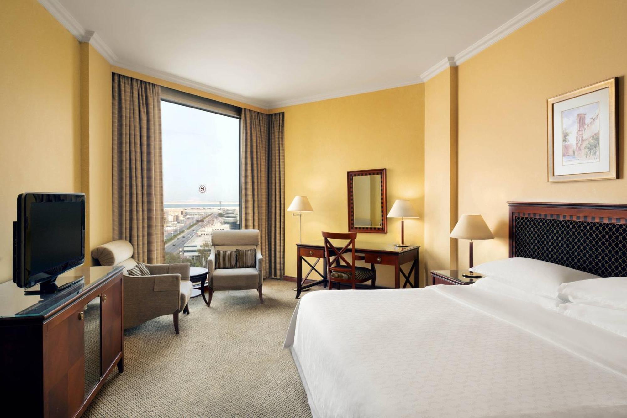 Sheraton Dammam Hotel & Convention Centre Экстерьер фото A guest room at the Hilton Athens
