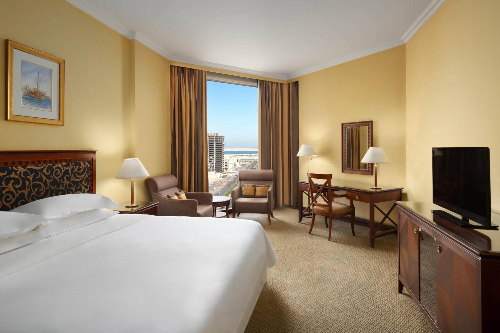 Sheraton Dammam Hotel & Convention Centre Экстерьер фото A guest room at the Hilton Alexandria